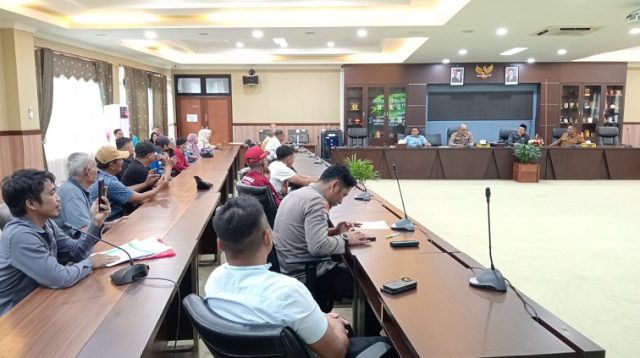 RDP Pembahasan dan Klarifikasi Permasalahan Agraria di RT 12 dan RT 20 Desa Loa Duri Ilir Kecamatan Loa Janan. (Lingkar Kaltim/M. As'ari)