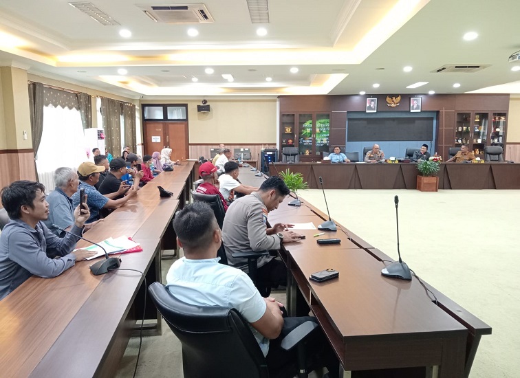 RDP Pembahasan dan Klarifikasi Permasalahan Agraria di RT 12 dan RT 20 Desa Loa Duri Ilir Kecamatan Loa Janan. (Lingkar Kaltim/M. As'ari)