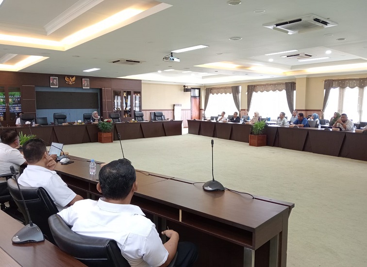 RDP DPRD Kukar terkait belum adanya aliran listrik PLN di wilayah Warung Panjang KM 53 Kelurahan Bukit Merdeka Samboja Barat. (Lingkar Kaltim/M. As'ari)