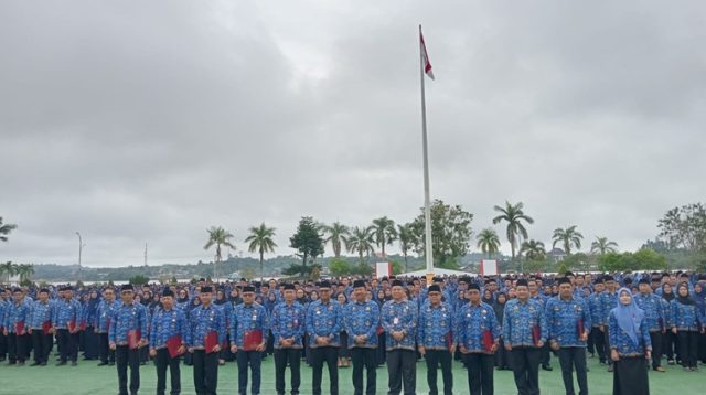 Penyerahan Satyalancana Karya Satya untuk ASN Pemkab Kukar. (Lingkar Kaltim/M. As'ari)