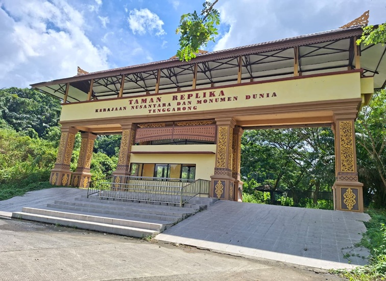 Taman Replika Kerajaan Nusantara dan Monumen Dunia, Jalan Anggana, Kel. Panji, Tenggarong, Selasa (30/6/26). (Dilla/lingkarkaltim)