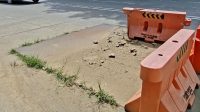 Jalan yang terlihat rusak di beri road barrier orange untuk tidak di lintasi oleh pengendara di Jalan Robert Wolter Mongisidi, Tenggarong, Jumat (19/6/26). (Dilla/lingkarkaltim)