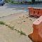 Jalan yang terlihat rusak di beri road barrier orange untuk tidak di lintasi oleh pengendara di Jalan Robert Wolter Mongisidi, Tenggarong, Jumat (19/6/26). (Dilla/lingkarkaltim)