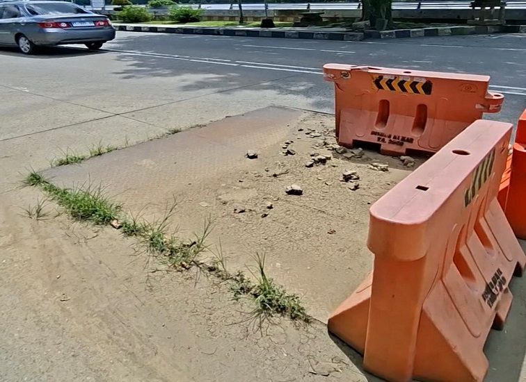 Jalan yang terlihat rusak di beri road barrier orange untuk tidak di lintasi oleh pengendara di Jalan Robert Wolter Mongisidi, Tenggarong, Jumat (19/6/26). (Dilla/lingkarkaltim)
