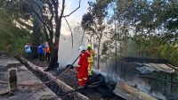 Pendinginan rumah yang terbakar berisi ban bekas pinggir jalan poros Samarinda-Tenggarong, Sabtu (6/6/26). (Dilla/lingkarkaltim)