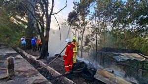 Pendinginan rumah yang terbakar berisi ban bekas pinggir jalan poros Samarinda-Tenggarong, Sabtu (6/6/26). (Dilla/lingkarkaltim)