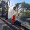 Pendinginan rumah yang terbakar berisi ban bekas pinggir jalan poros Samarinda-Tenggarong, Sabtu (6/6/26). (Dilla/lingkarkaltim)