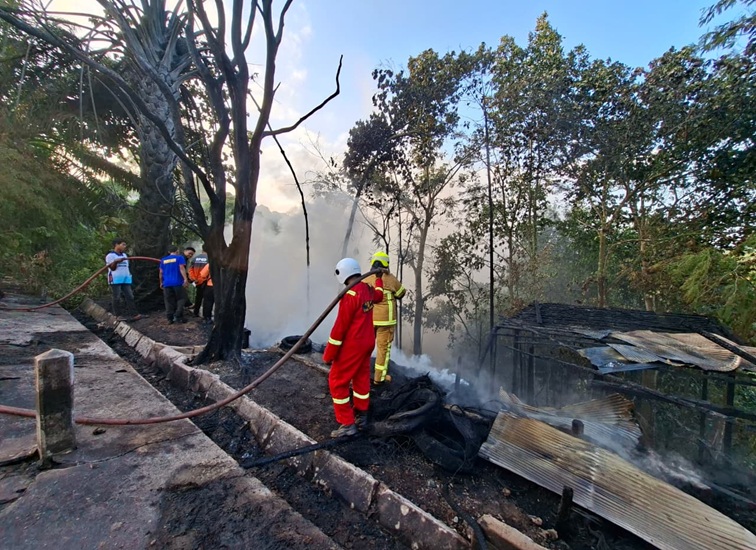Pendinginan rumah yang terbakar berisi ban bekas pinggir jalan poros Samarinda-Tenggarong, Sabtu (6/6/26). (Dilla/lingkarkaltim)