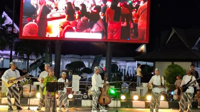 Penampilan Orkes Tingkilan Tepian Mahakam di SOE, Sabtu Malam (6/6/26). (Dilla/lingkarkaltim)