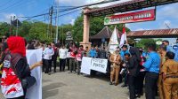 TRC PPA Kaltim lakukan aksi didepan Kantor DPR Kukar, Jl. Robert Wolter Mongisidi, Tenggarong, Senin (15/6/26). (Dilla/lingkarkaltim)