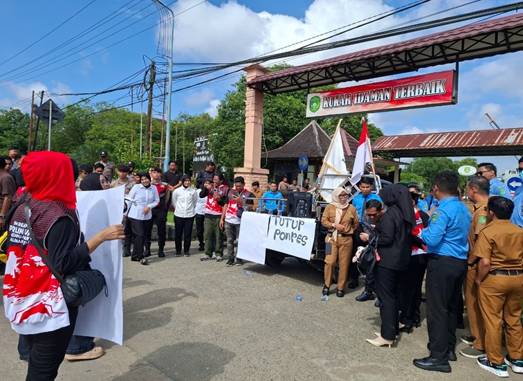 TRC PPA Kaltim lakukan aksi didepan Kantor DPR Kukar, Jl. Robert Wolter Mongisidi, Tenggarong, Senin (15/6/26). (Dilla/lingkarkaltim)