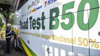 Petugas mengisi bahan bakar biodiesel 50 persen (B50) ke bus di Stasiun Blending dan Pengisian Bahan Bakar Uji Jalan B50, Lembang, Bandung Barat, Jawa Barat.