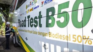 Petugas mengisi bahan bakar biodiesel 50 persen (B50) ke bus di Stasiun Blending dan Pengisian Bahan Bakar Uji Jalan B50, Lembang, Bandung Barat, Jawa Barat.