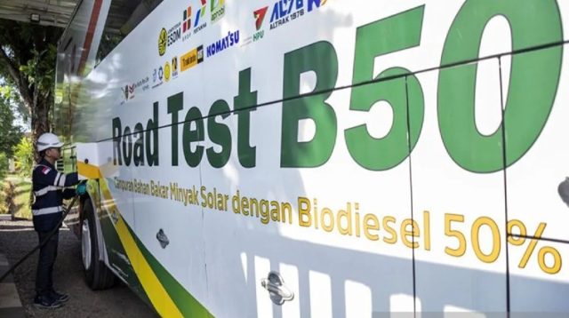 Petugas mengisi bahan bakar biodiesel 50 persen (B50) ke bus di Stasiun Blending dan Pengisian Bahan Bakar Uji Jalan B50, Lembang, Bandung Barat, Jawa Barat.