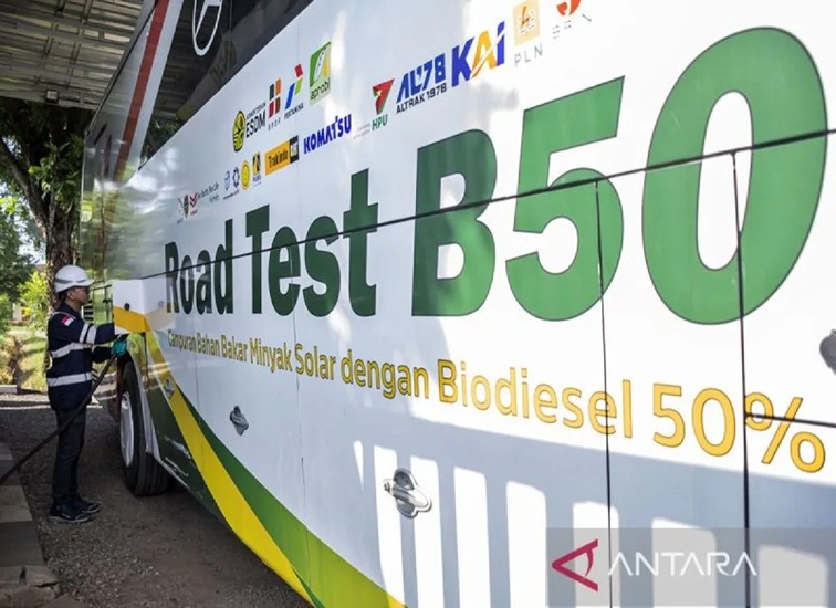 Petugas mengisi bahan bakar biodiesel 50 persen (B50) ke bus di Stasiun Blending dan Pengisian Bahan Bakar Uji Jalan B50, Lembang, Bandung Barat, Jawa Barat.