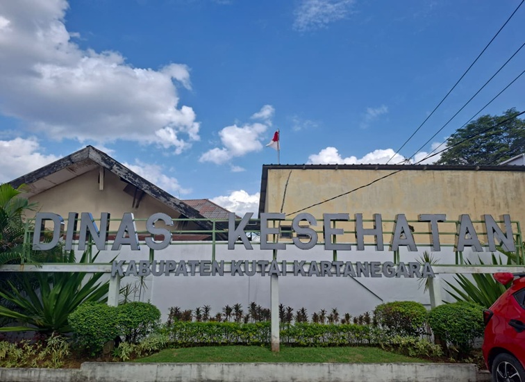 Kantor Dinas Kesehatan (Dinkes) Kutai Kartanegara berlokasi di Jalan Cut Nyak Dien No. 33, Kelurahan Melayu, Kecamatan Tenggarong, Senin (13/7/26). (Dilla/lingkarkaltim)