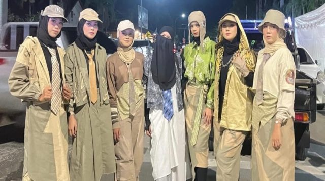 Karya Busana Buatan Ephy Djalani (ditengah baju hitam putih), Brand "Youeky" Asal Kukar, Desa Ponoragan, Kec. Loa Kulu, Kamis (30/7/26). (Doc. Ephy Djalani).