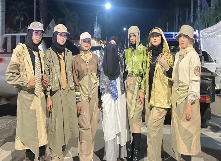 Karya Busana Buatan Ephy Djalani (ditengah baju hitam putih), Brand "Youeky" Asal Kukar, Desa Ponoragan, Kec. Loa Kulu, Kamis (30/7/26). (Doc. Ephy Djalani).