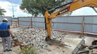 Proses Perbaikan Jalan Robert Wolter Mongisidi, depan Rumah warga dekat Kantor Bupati Kukar, Kamis (16/7/26). (Dilla/lingkarkaltim)