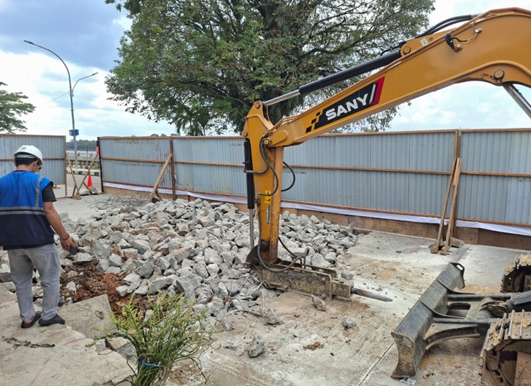 Proses Perbaikan Jalan Robert Wolter Mongisidi, depan Rumah warga dekat Kantor Bupati Kukar, Kamis (16/7/26). (Dilla/lingkarkaltim)