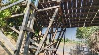 Kondisi Jembatan kayu Desa Rebaq Rinding yang memprihatinkan, Kamis (16/7/26). (Doc. M. Asnan)