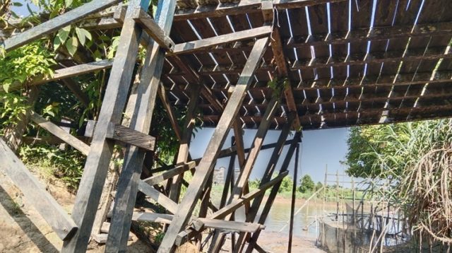 Kondisi Jembatan kayu Desa Rebaq Rinding yang memprihatinkan, Kamis (16/7/26). (Doc. M. Asnan)