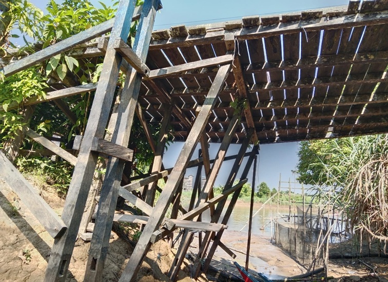 Kondisi Jembatan kayu Desa Rebaq Rinding yang memprihatinkan, Kamis (16/7/26). (Doc. M. Asnan)