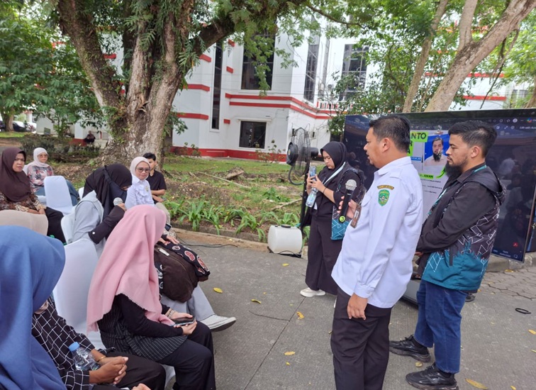 Suasana Pembekalan dari Tenaga Ahli Diskop UKM Kukar kepada para pelaku UMKM di Kukar, Lapangan Parkir Kantor Bappeda, Tenggarong, Rabu (29/7/26). (Dilla/lingkarkaltim)