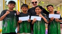 Bunda Rita bersama keempat petarung cilik Arkan Camp Tenggarong. (Dok. Arkan Camp)