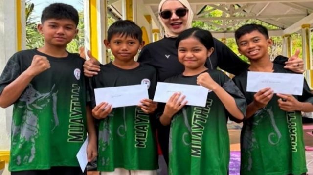 Bunda Rita bersama keempat petarung cilik Arkan Camp Tenggarong. (Dok. Arkan Camp)