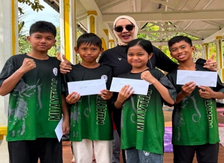 Bunda Rita bersama keempat petarung cilik Arkan Camp Tenggarong. (Dok. Arkan Camp)