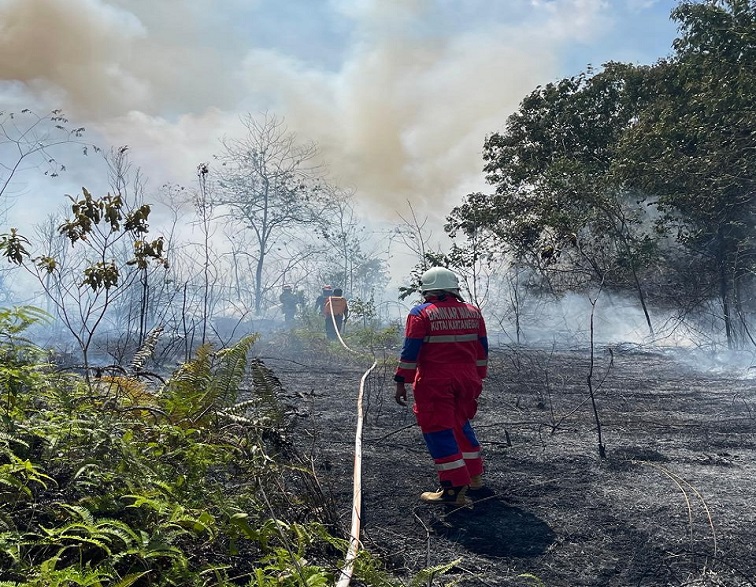 Petugas Damkar Pos Muara Badak melakukan pemadaman kebakaran di kawasan Jalan Poros Samarinda–Badak, Desa Batu-Batu, Sabtu (25/7/2026). (Doc. Damkar Muara Badak)