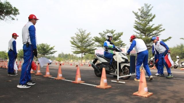 Safety Riding Camp 2026 mempertemukan 53 duta keselamatan berkendara terbaik dari siswa, guru, mahasiswa, dan guru PAUD seluruh Indonesia.