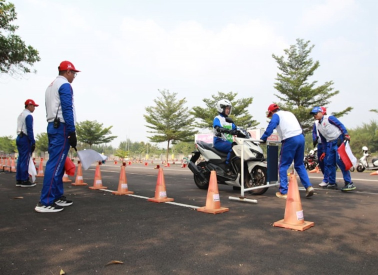 Safety Riding Camp 2026 mempertemukan 53 duta keselamatan berkendara terbaik dari siswa, guru, mahasiswa, dan guru PAUD seluruh Indonesia.