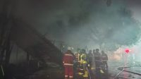 Pasca Kebakaran kondisi beberapa rumah dan toko habis terbakar, Jumat (17/7/26). (Dilla/lingkarkaltim)