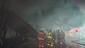 Pasca Kebakaran kondisi beberapa rumah dan toko habis terbakar, Jumat (17/7/26). (Dilla/lingkarkaltim)