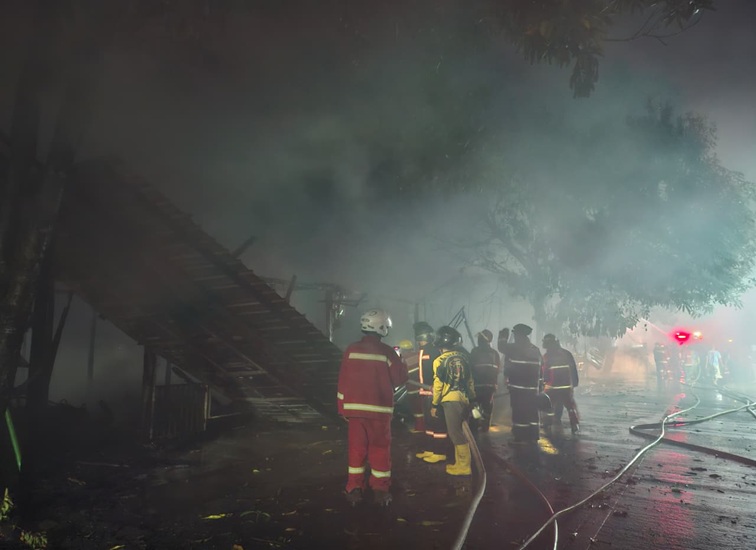 Pasca Kebakaran kondisi beberapa rumah dan toko habis terbakar, Jumat (17/7/26). (Dilla/lingkarkaltim)