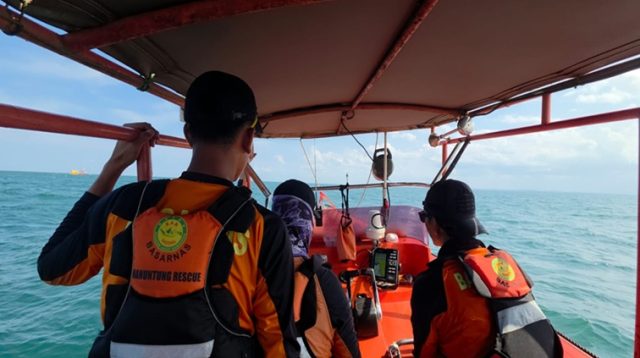 Tim SAR saat penyisiran di perairan berau. (Doc. Dwi Adi SAR Sangatta)