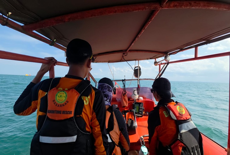 Tim SAR saat penyisiran di perairan berau. (Doc. Dwi Adi SAR Sangatta)