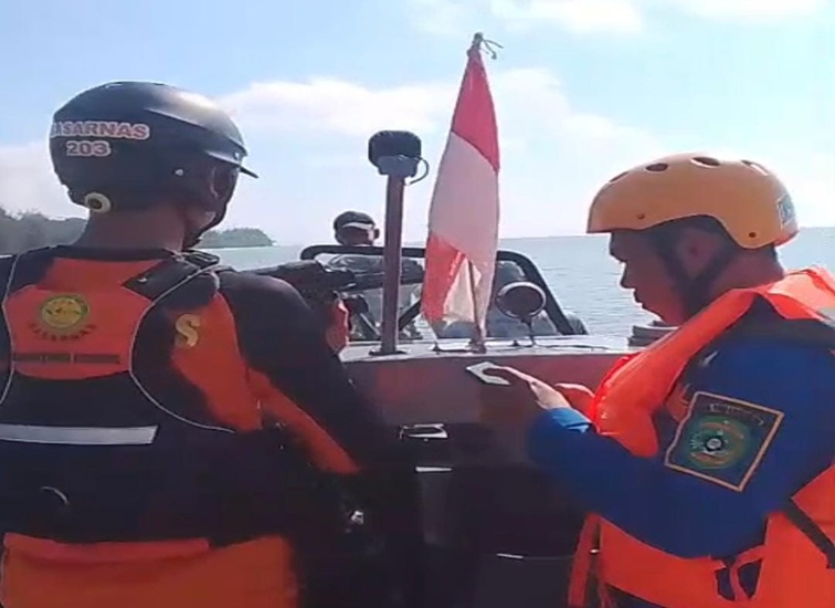 Pencarian di laut Muara Berau, Kec. Muara Badak, Sabtu (18/7/26). (Doc. Adi Susanto)