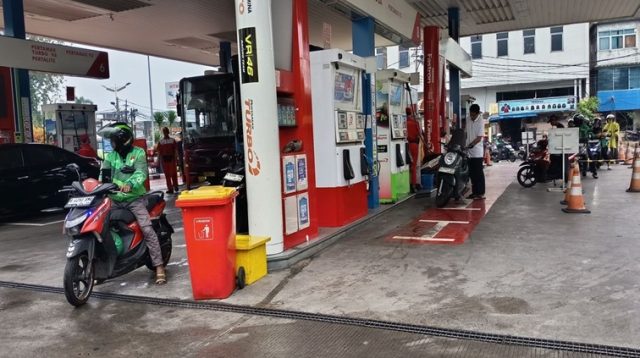 Suasana antrean peminat Pertalite di SPBU Jalan Soekarno-Hatta, Kota Bandung, setelah Pertamax naik nyaris Rp.4,000, Rabu (10/6/2026).