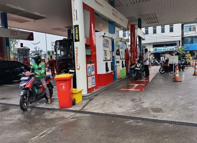 Suasana antrean peminat Pertalite di SPBU Jalan Soekarno-Hatta, Kota Bandung, setelah Pertamax naik nyaris Rp.4,000, Rabu (10/6/2026).
