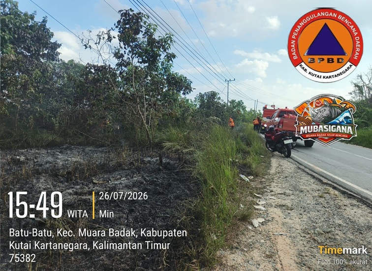 BPBD Kukar lakukan penyiraman di kawasan Kec. Muara Badak, Desa Batu-Batu, Senin (27/7/26). (Doc. BPBD Kukar)