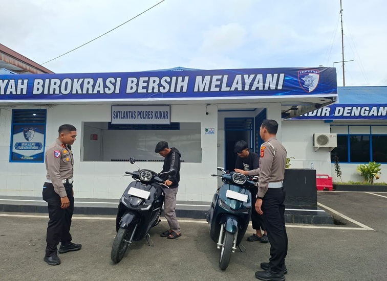 Kasatlantas beserta Kanit Turjawali (Kepala Unit) Pengaturan, Penjagaan, Pengawalan dan Patroli amankan pelaku balap liar di Satlantas Polres Kukar, Jalan P. Diponegoro No.2, Tenggarong, Jumat (3/7/26) (Dilla/Lingkarkaltim)