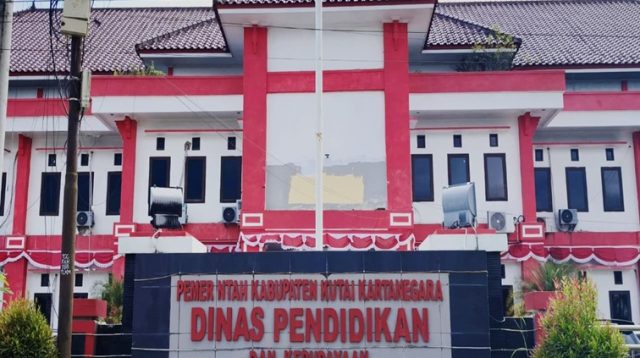 Kantor Disdikbud Kukar, Tenggarong, Senin (6/7/26). (Dilla/lingkarkaltim)