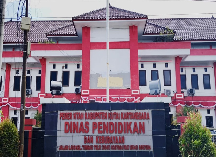 Kantor Disdikbud Kukar, Tenggarong, Senin (6/7/26). (Dilla/lingkarkaltim)