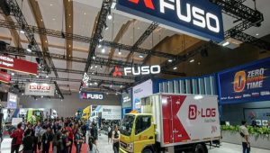 Pengunjung melihat produk di booth Mitsubishi Fuso dalam pameran GIICOMVEC 2026 di JIExpo, Jakarta, Rabu (08/04/2026).