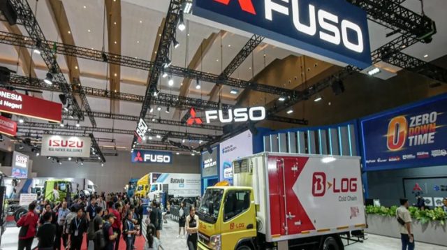 Pengunjung melihat produk di booth Mitsubishi Fuso dalam pameran GIICOMVEC 2026 di JIExpo, Jakarta, Rabu (08/04/2026).