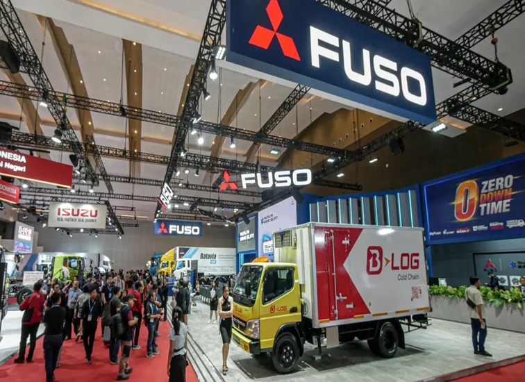 Pengunjung melihat produk di booth Mitsubishi Fuso dalam pameran GIICOMVEC 2026 di JIExpo, Jakarta, Rabu (08/04/2026).