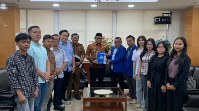 Pengurus GAMKI Kukar bersama Bupati Kukar, dr. Aulia Rahman Basri. (Dok. GAMKI Kukar)